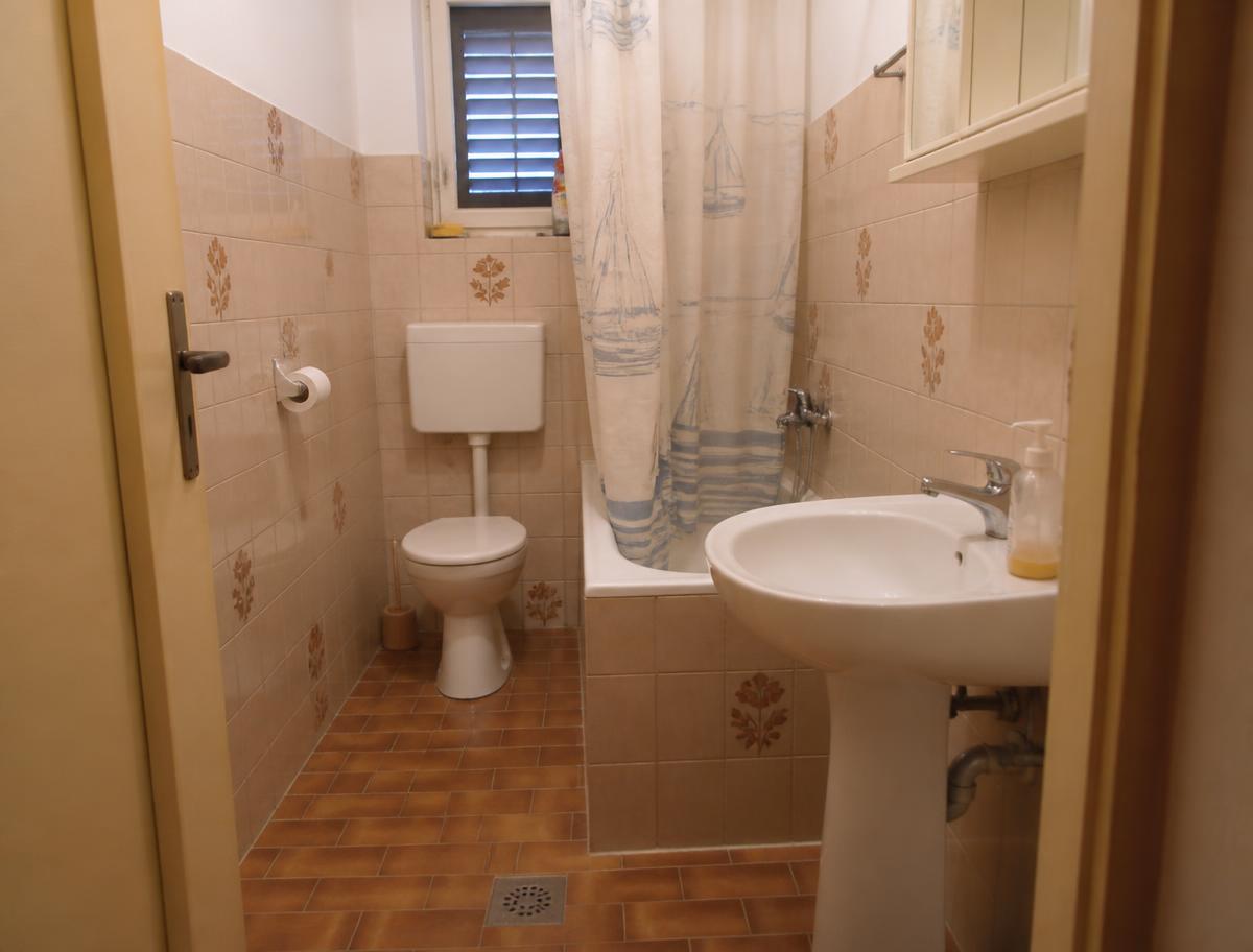 Stara dotrajala kupaonica prije renovacije